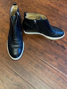 Linea Paolo Felicia Wedge Sneaker Black Perforated Nappa Women's Size 8M